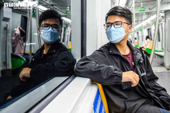 Ảnh: Người Hà Nội chọn tàu trên cao khi giá xăng tăng cao kỷ lục - 7