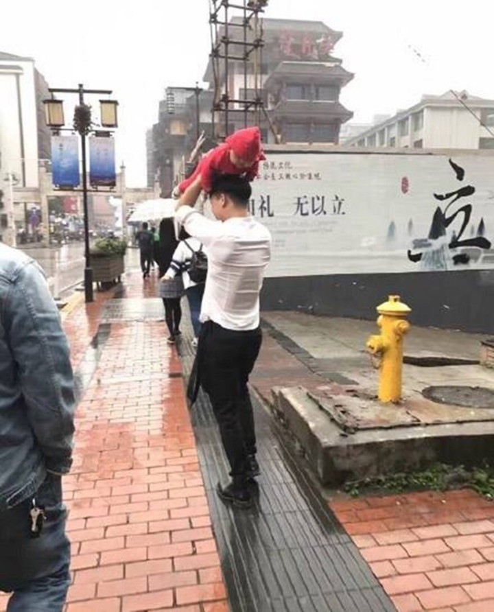 Màn trông con cồng kềnh của các ông bố lần đầu lên chức phụ huynh nên còn bỡ ngỡ - 13