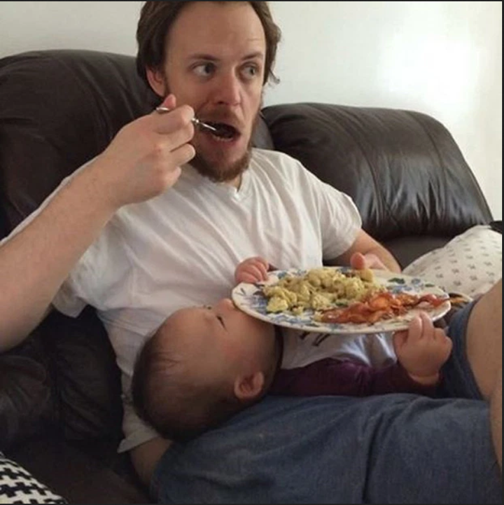 Màn trông con cồng kềnh của các ông bố lần đầu lên chức phụ huynh nên còn bỡ ngỡ - 4