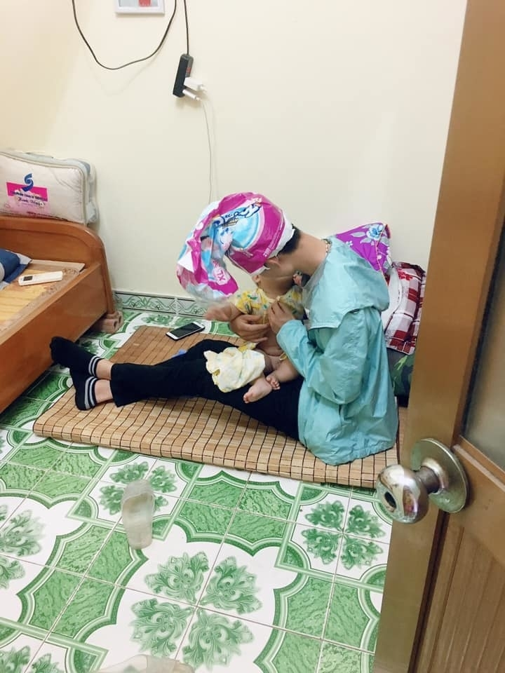 Màn trông con cồng kềnh của các ông bố lần đầu lên chức phụ huynh nên còn bỡ ngỡ - 1