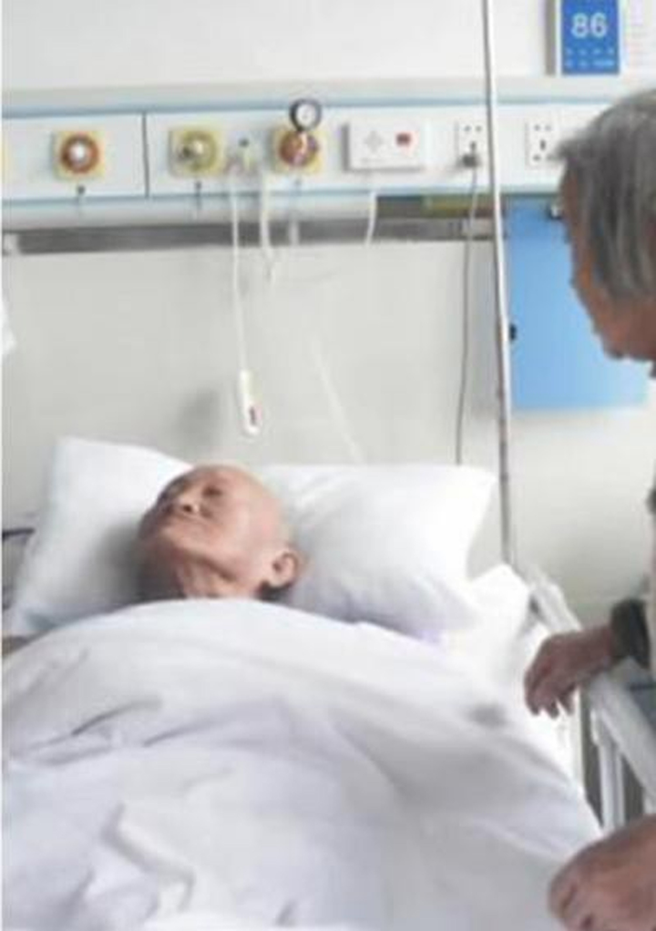 Lý do bà cụ 78 tuổi tập chống đẩy ở bệnh viện khiến dân mạng xúc động - 2