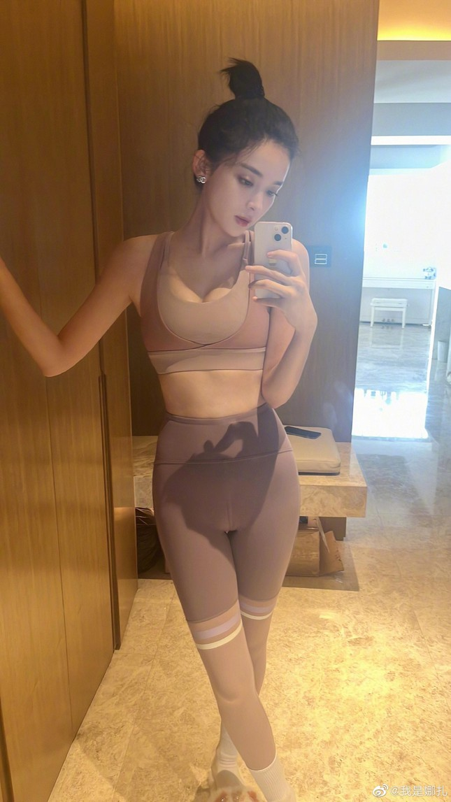Khoe ảnh mặc đồ tập gợi cảm, Cổ Lực Na Trát không ngờ bị ‘ném đá’ - 2