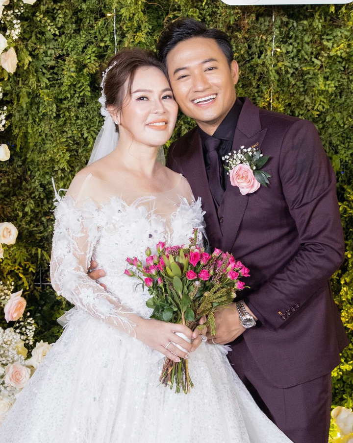 Loạt sao nam showbiz Việt hạnh phúc khi lấy vợ hơn tuổi - 10