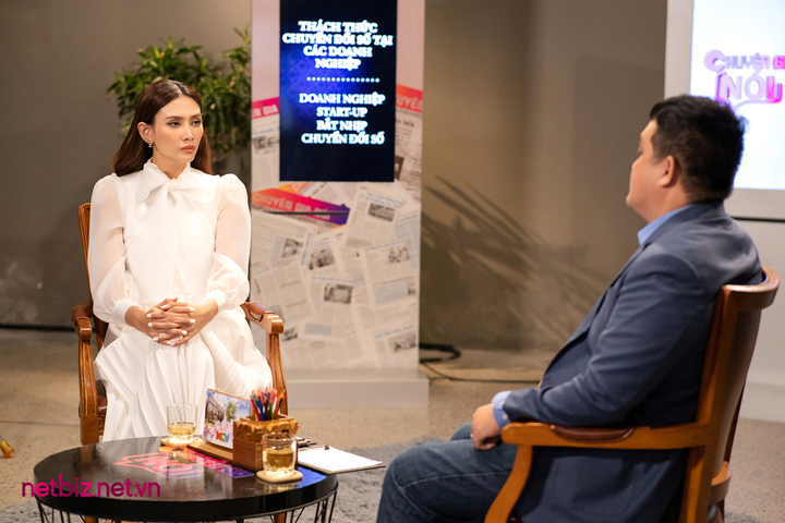 Xóa bỏ hình tượng 'soái tỷ giải trí', Võ Hoàng Yến làm MC dẫn show tài chính - 4