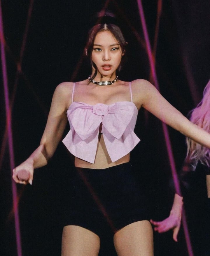 Jennie (Black Pink) mang tiếng mặc sang nhất xứ Hàn nhưng nhiều lần tẽn tò  vì váy áo