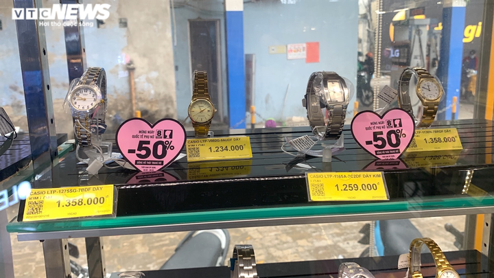 Cửa hàng khuyến mãi lớn, có nơi tặng cả xe SH Mode mừng ngày 8/3 - 4