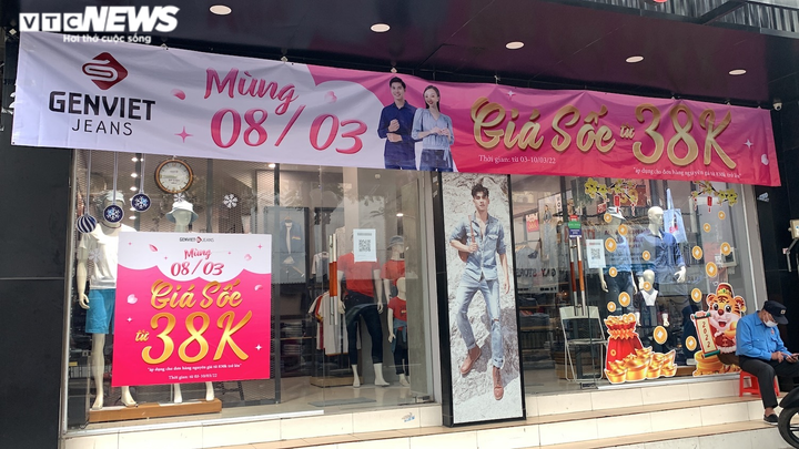 Cửa hàng khuyến mãi lớn, có nơi tặng cả xe SH Mode mừng ngày 8/3 - 10