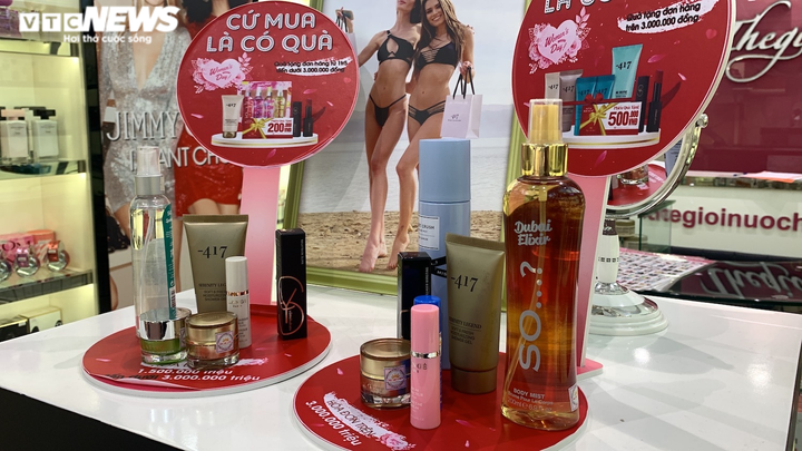 Cửa hàng khuyến mãi lớn, có nơi tặng cả xe SH Mode mừng ngày 8/3 - 7