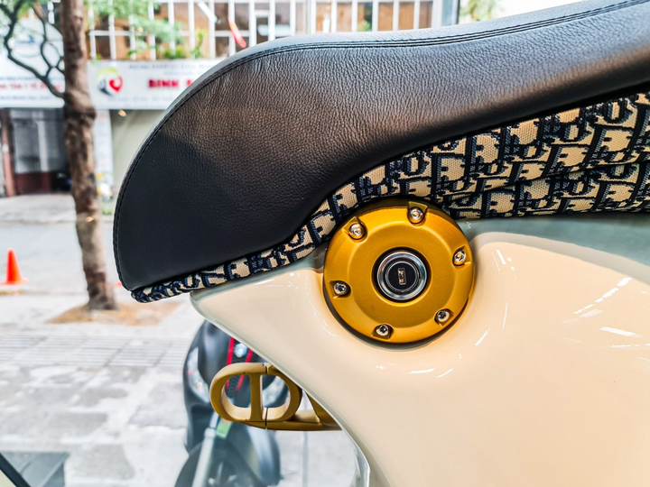 Cận cảnh Vespa 946 Christian Dior giá gần 700 triệu đồng tại Việt Nam - 8