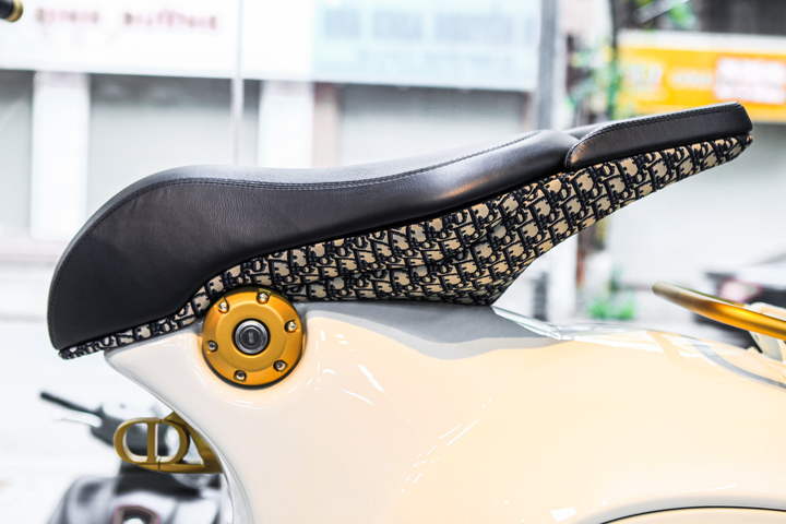 Cận cảnh Vespa 946 Christian Dior giá gần 700 triệu đồng tại Việt Nam - 4