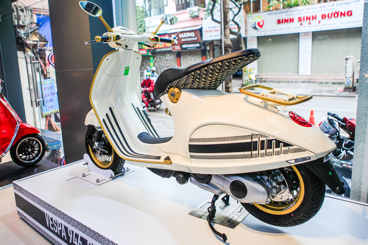 Cận cảnh Vespa 946 Christian Dior giá gần 700 triệu đồng tại Việt Nam - 9