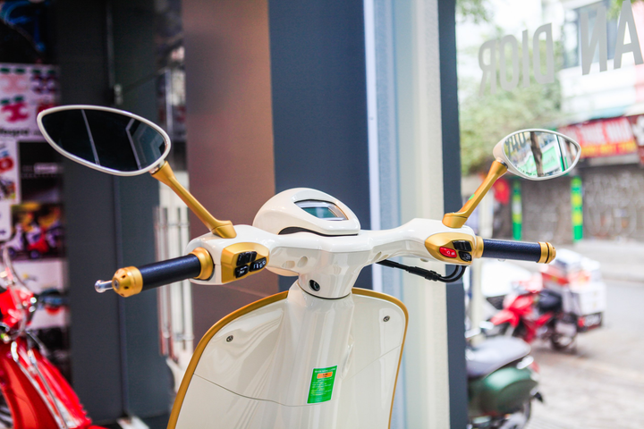 Cận cảnh Vespa 946 Christian Dior giá gần 700 triệu đồng tại Việt Nam - 3