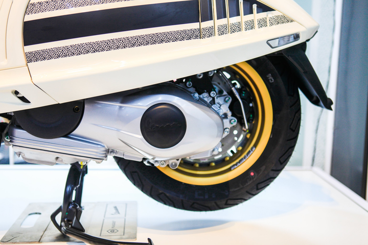 Cận cảnh Vespa 946 Christian Dior giá gần 700 triệu đồng tại Việt Nam - 7