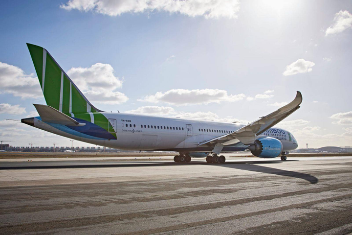 Ngày 9/3, Bamboo Airways đón người Việt từ Ukraine về nước - 1