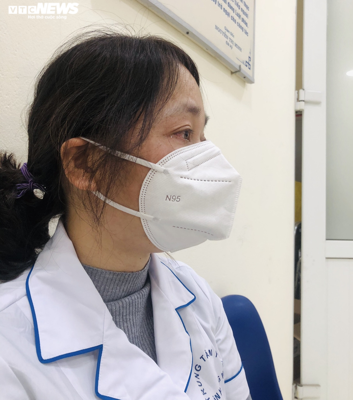 Trạm phó y tế phường bật khóc kể về áp lực tiếp gần 2.000 người/ngày xác nhận F0 - 1