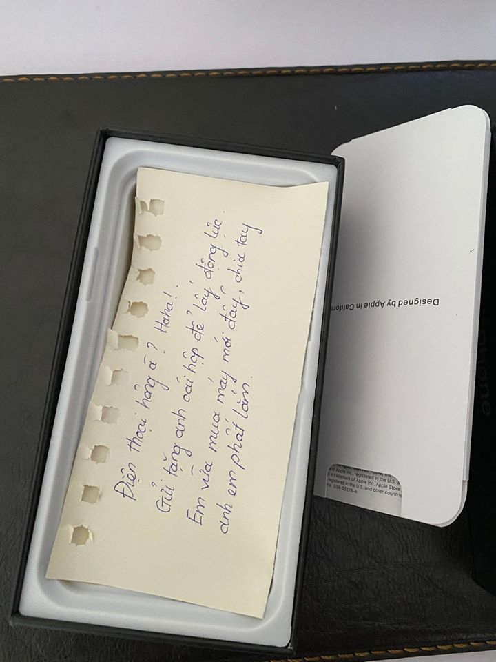 Được bạn gái cũ tặng điện thoại xịn, hí hửng mở hộp thì nụ cười liền chợt tắt - 3