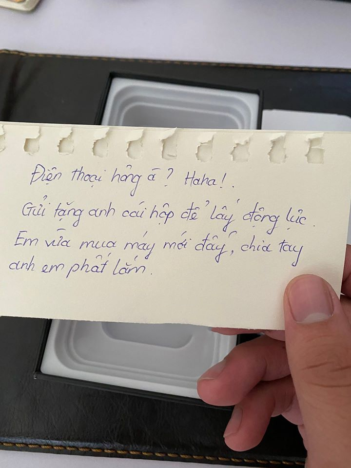 Được bạn gái cũ tặng điện thoại xịn, hí hửng mở hộp thì nụ cười liền chợt tắt - 4