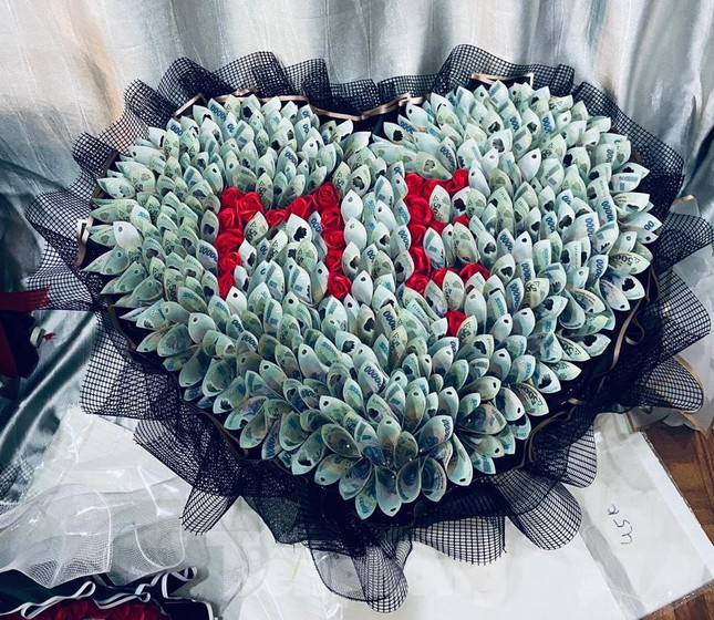 Bó hoa hơn 100 triệu đồng tặng mẹ ngày 8/3 - 2