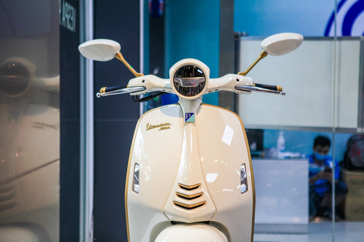 Cận cảnh Vespa 946 Christian Dior giá gần 700 triệu đồng tại Việt Nam - 6