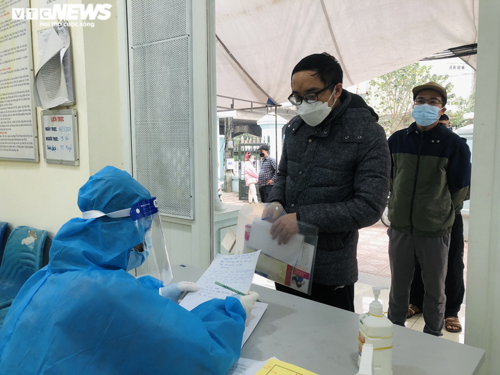 Trạm phó y tế phường bật khóc kể về áp lực tiếp gần 2.000 người/ngày xác nhận F0 - 2