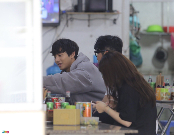 'Tổng tài' Ahn Hyo Seob từng đến Việt Nam, ăn bún bò quán lề đường vẫn đẹp trai - 3