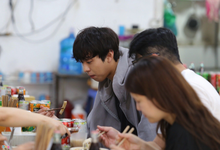 'Tổng tài' Ahn Hyo Seob từng đến Việt Nam, ăn bún bò quán lề đường vẫn đẹp trai - 4