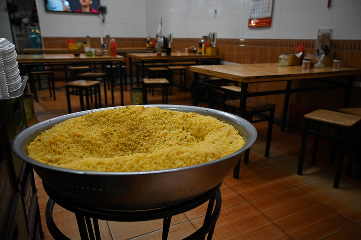 Hàng quán Hà Nội vắng khách khi số ca COVID-19 tăng kỷ lục - 8