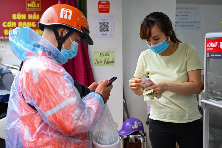 Hàng quán Hà Nội vắng khách khi số ca COVID-19 tăng kỷ lục - 10