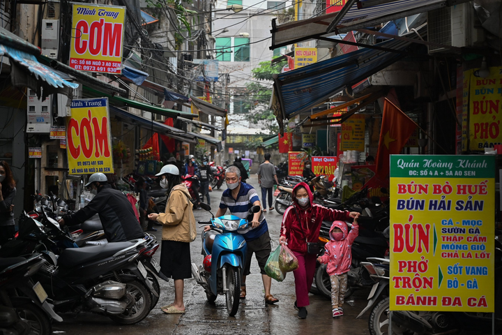 Hàng quán Hà Nội vắng khách khi số ca COVID-19 tăng kỷ lục - 11