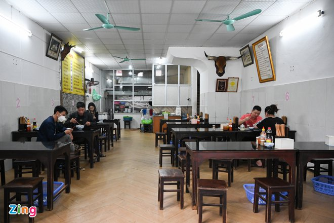 Hàng quán Hà Nội vắng khách khi số ca COVID-19 tăng kỷ lục - 1