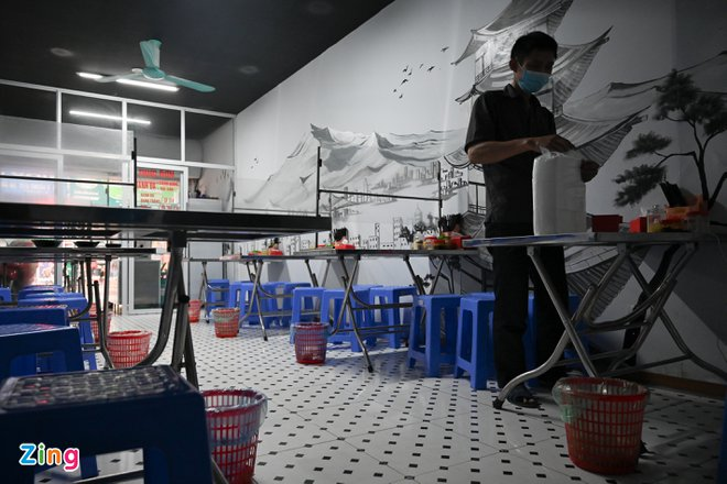 Hàng quán Hà Nội vắng khách khi số ca COVID-19 tăng kỷ lục - 2