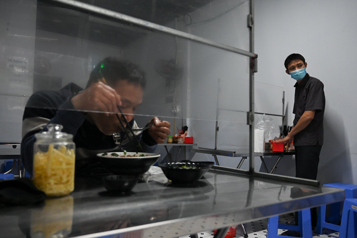 Hàng quán Hà Nội vắng khách khi số ca COVID-19 tăng kỷ lục - 3