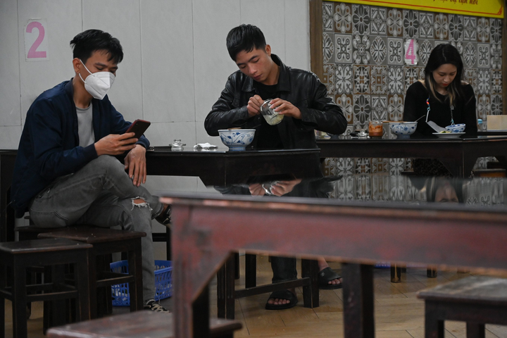 Hàng quán Hà Nội vắng khách khi số ca COVID-19 tăng kỷ lục - 9