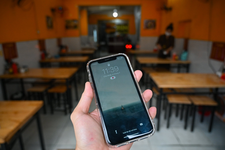 Hàng quán Hà Nội vắng khách khi số ca COVID-19 tăng kỷ lục - 4