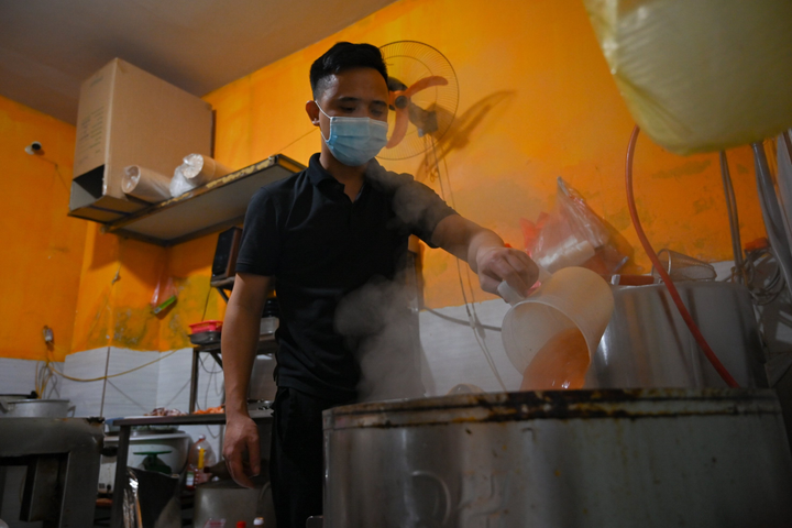 Hàng quán Hà Nội vắng khách khi số ca COVID-19 tăng kỷ lục - 7