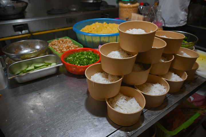 Hàng quán Hà Nội vắng khách khi số ca COVID-19 tăng kỷ lục - 5