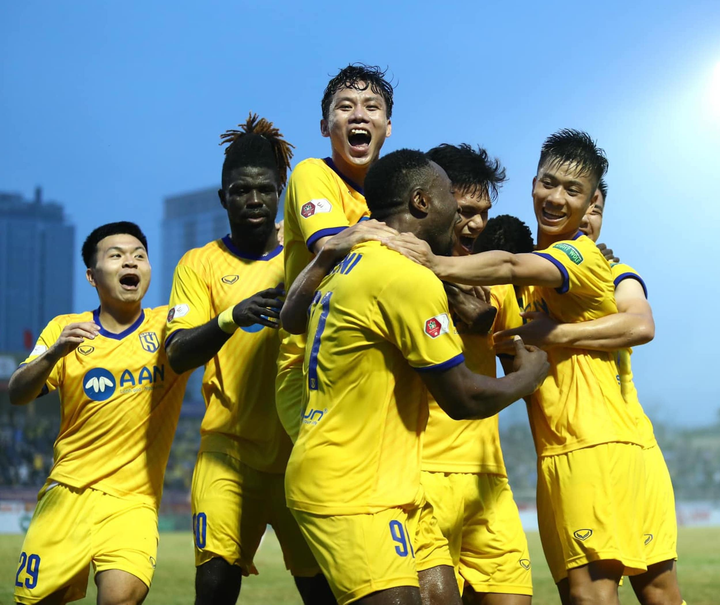 Trực tiếp bóng đá SLNA 2-0 HAGL: Văn Đức ghi siêu phẩm - 2