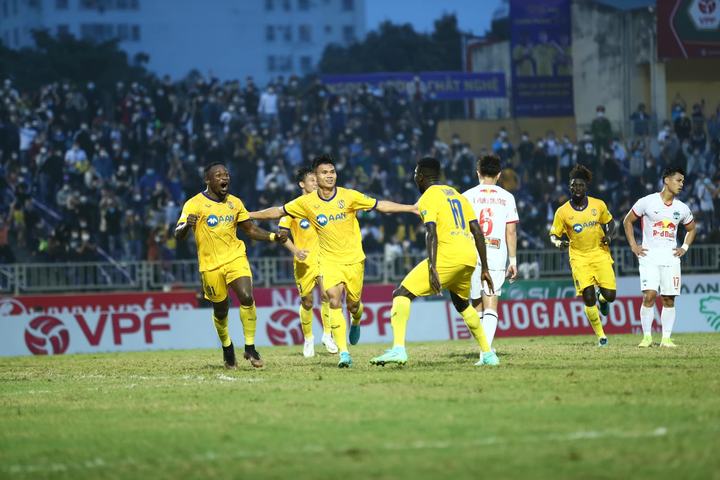 Trực tiếp bóng đá SLNA 2-0 HAGL: Văn Đức ghi siêu phẩm - 1
