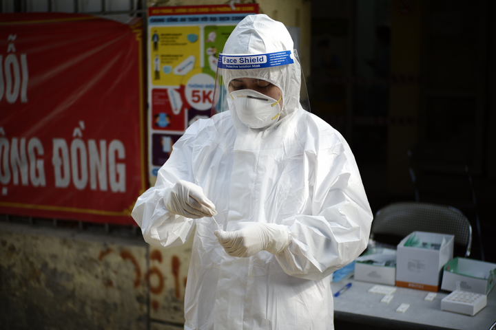 Cả trạm là F0, nhân viên y tế phường vừa tự điều trị vừa làm việc - 2