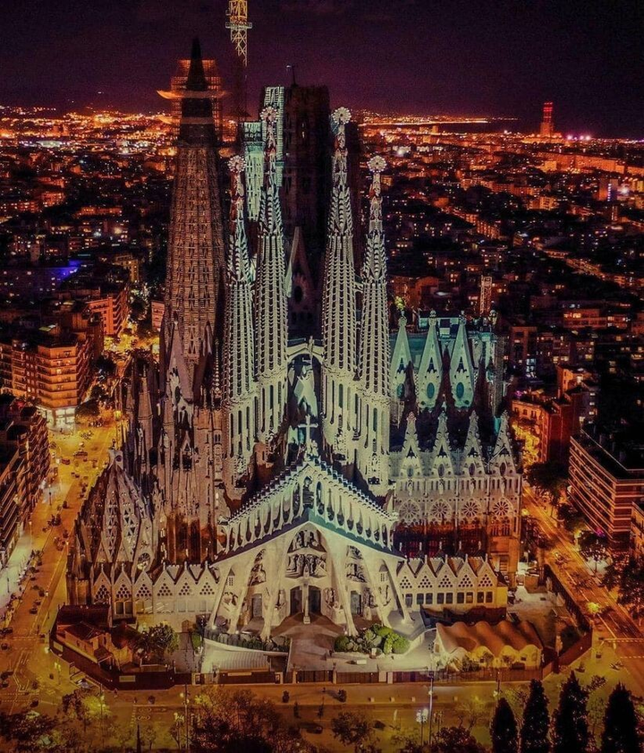 Thánh đường độc nhất thế giới xây 140 năm vẫn chưa xong lộng lẫy đến choáng ngợp - 11