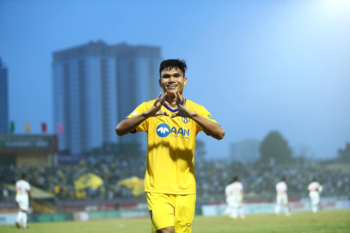 Văn Đức ghi tuyệt phẩm, SLNA thắng thuyết phục HAGL - 1