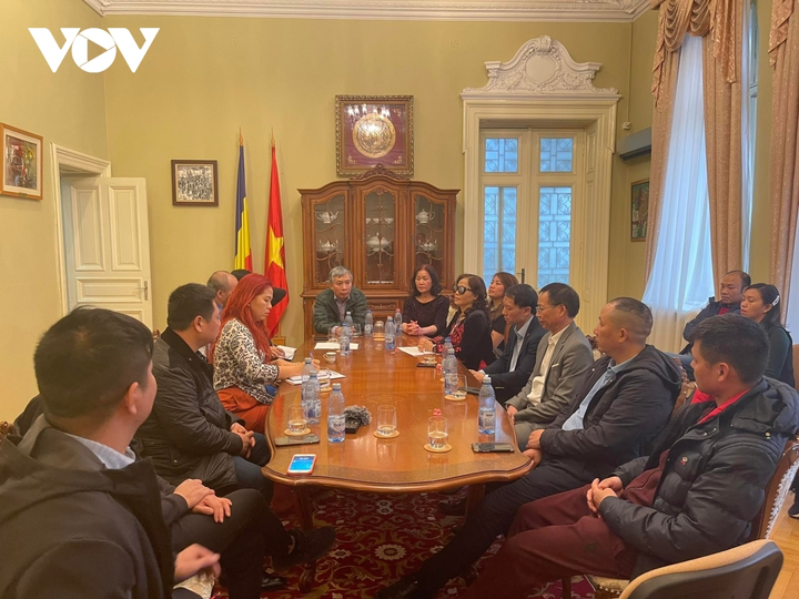 Đại sứ quán Việt Nam tổ chức họp với cộng đồng người Việt tại Romania để trao đổi, phân công nhiệm vụ đưa đón, vận chuyển bà con ra sân bay.