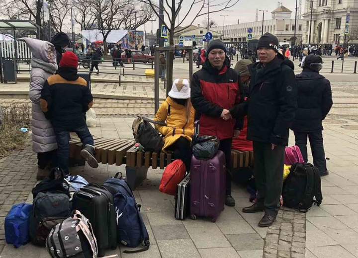 Cán bộ Đại sứ quán Việt Nam hỗ trợ công dân sơ tán tại Lviv.