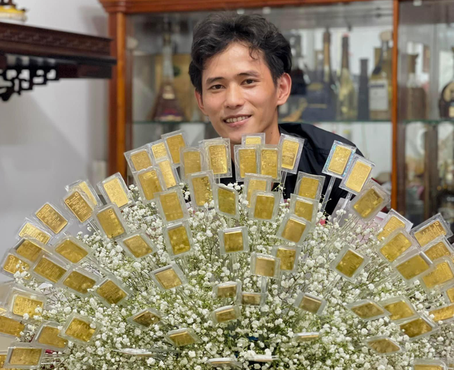 Bó hoa đính 100 lượng vàng tặng vợ 8/3 khiến dân mạng choáng váng - 1