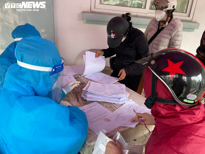 Hà Nội kiến nghị Bộ Y tế điều chỉnh, giảm thủ tục hành chính quản lý F0 tại nhà - 1