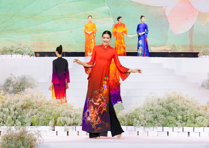 Gốm sứ Việt sống động trên tà áo dài - 3