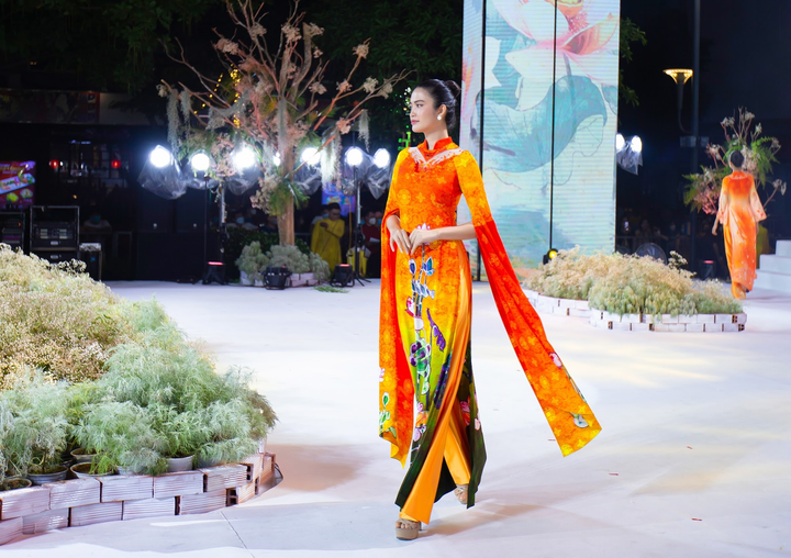 Gốm sứ Việt sống động trên tà áo dài - 5