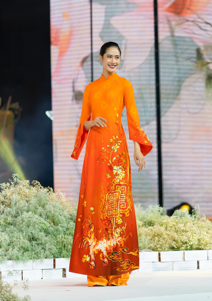 Gốm sứ Việt sống động trên tà áo dài - 7