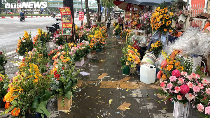 Hoa 8/3 hút khách, người bán làm việc xuyên đêm - 5