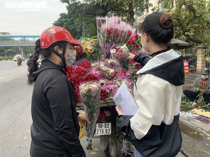 Hoa 8/3 hút khách, người bán làm việc xuyên đêm - 6